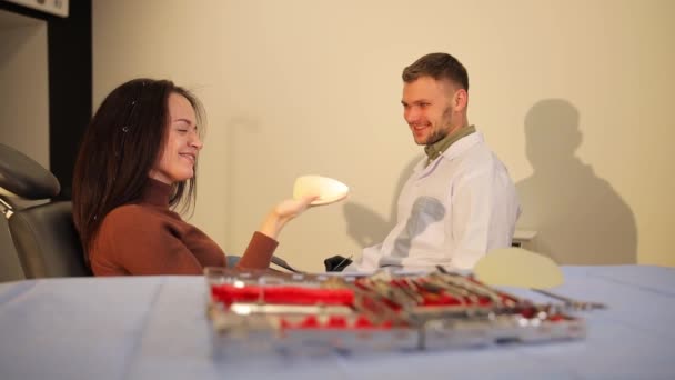 Escolhendo Implantes Mamários Silicone Uma Bela Jovem Durante Uma Consulta — Vídeo de Stock