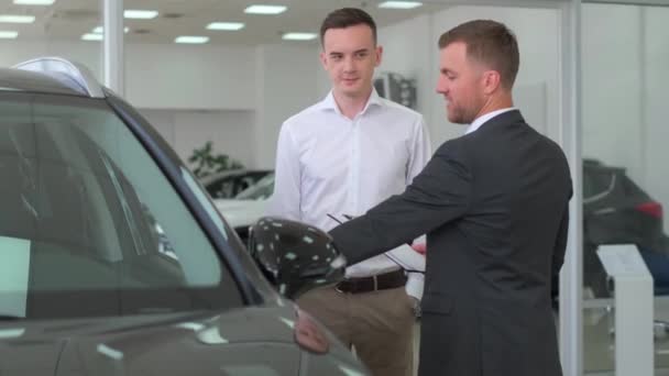 Pria Yang Berbicara Dengan Dealer Mobil Showroom Mobil Dikelilingi Oleh — Stok Video