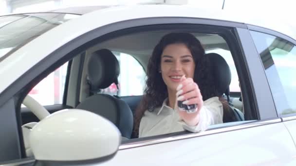 Kobieta Siedzi Pojeździe Trzymając Kluczyki Samochodu Wewnątrz Samochodu Kupowanie Nowego — Wideo stockowe