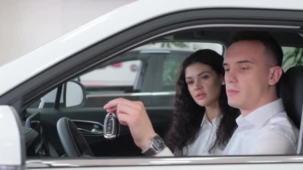 Чоловік Жінка Всередині Транспортного Засобу Чоловік Тримає Ключ Автомобіля Сидячи — стокове відео