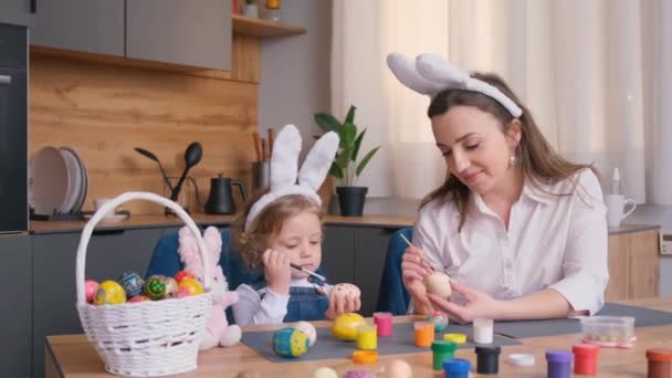 Kobieta Mała Dziewczynka Siedzą Przy Stole Kuchennym Ozdabiając Jajka Wielkanocne — Wideo stockowe