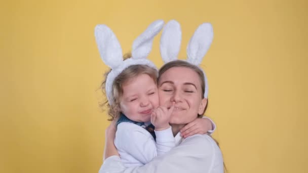 Una Mujer Una Niña Con Orejas Conejo Abrazan Con Sonrisas — Vídeos de Stock