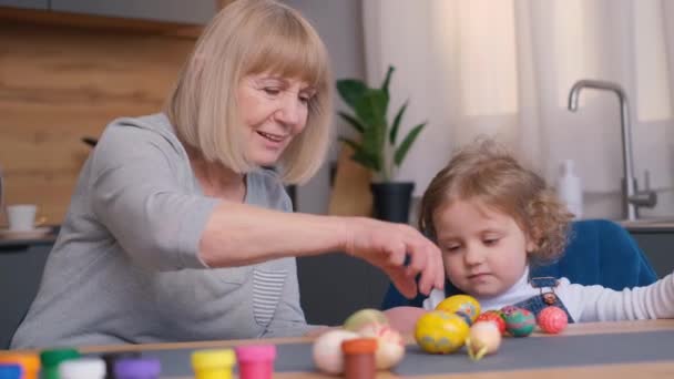 Ældre Kvinde Lille Pige Deler Afslappet Øjeblik Leger Med Leg – Stock-video