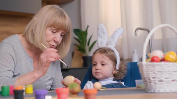 Niño Rubio Una Anciana Comparten Alegría Pintar Huevos Pascua Juntos — Vídeo de stock