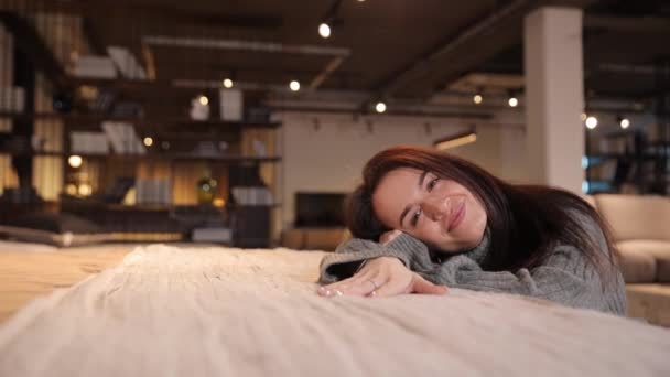 Döşeme Döşenmiş Mobilya Salonunda Bir Kadın Rahatlamış Tatmin Olmuş Bir — Stok video