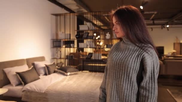 Konsantre Düşünceli Güzel Kadın Yumuşak Yatakları Seçiyor Mobilya Salonunda Onlara — Stok video