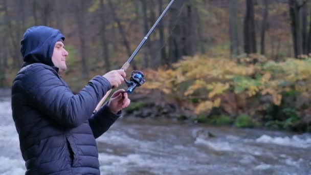 Ein Fischer Mittleren Alters Schwarzer Kleidung Einem Trüben Herbsttag Einem — Stockvideo