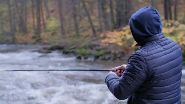 Ein Fischer Mittleren Alters Schwarzer Kleidung Einem Trüben Herbsttag Einem — Stockvideo