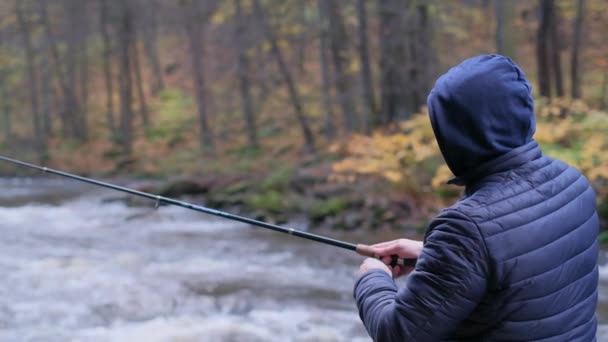 Pescador Con Una Caña Pescar Orilla Del Río Hombre Atrapa — Vídeo de stock