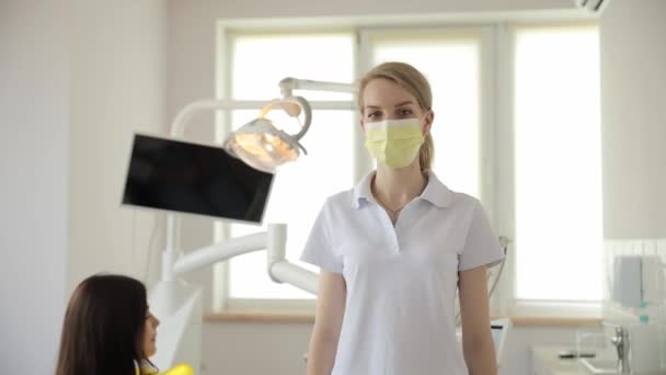 Porträtt Kvinnlig Tandläkare Skyddande Mask Stående Tandstol Modern Klinik Ett — Stockvideo