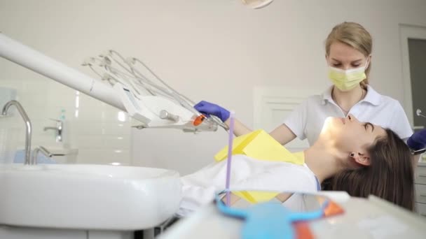 Zubař Ošetřuje Zuby Dívky Ležící Zubním Křesle Zdravý Úsměv Koncept — Stock video