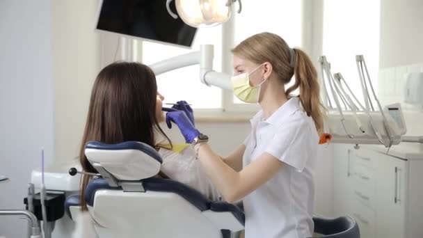 Dentystka Leczy Zęby Młodej Brunetki Pacjentki Nowoczesnym Gabinecie Stomatologicznym Terminowe — Wideo stockowe