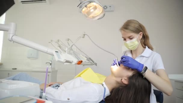 Vídeo Una Dentista Usando Guantes Usando Instrumento Dental Mientras Trata — Vídeos de Stock