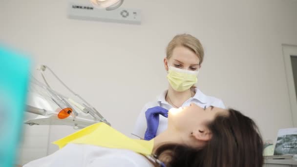 Dentista Trata Los Dientes Niña Acostada Silla Dental Concepto Sonrisa — Vídeos de Stock