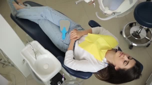 Κάτοψη Της Νεαρής Γυναίκας Που Βρίσκεται Στην Οδοντιατρική Καρέκλα Πριν — Αρχείο Βίντεο
