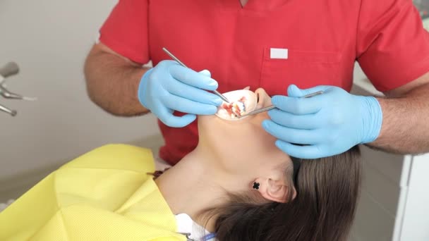 口を開いた歯の椅子に横たわる若い女性の歯科治療のプロセス 口腔の問題の治療 — ストック動画