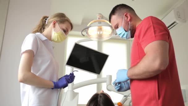 Lékař Zubař Asistent Během Léčby Ženských Zubů Proces Ošetření Zubů — Stock video