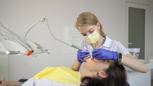Una Dentista Femenina Revisa Los Dientes Una Paciente Consultorio Una — Vídeos de Stock