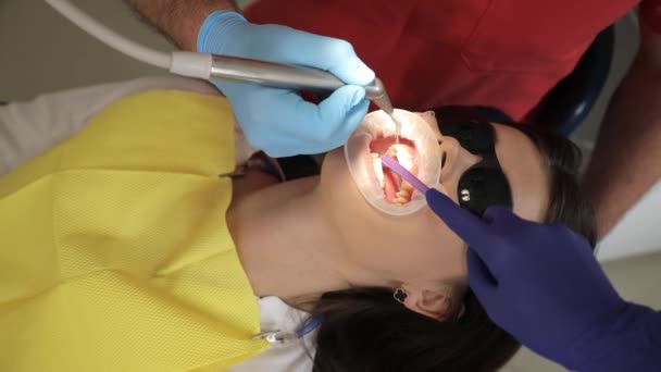 Ένα Κοντινό Πλάνο Μιας Νεαρής Γυναίκας Λεύκανση Δοντιών Διαδικασία Γιατρός — Αρχείο Βίντεο