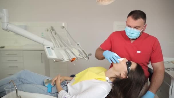 Processo Sbiancamento Dei Denti Una Giovane Donna Dottore Durante Trattamento — Video Stock
