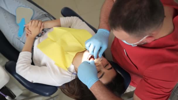 Jeune Femme Brune Dans Fauteuil Dentaire Dentiste Prépare Patient Pour — Video