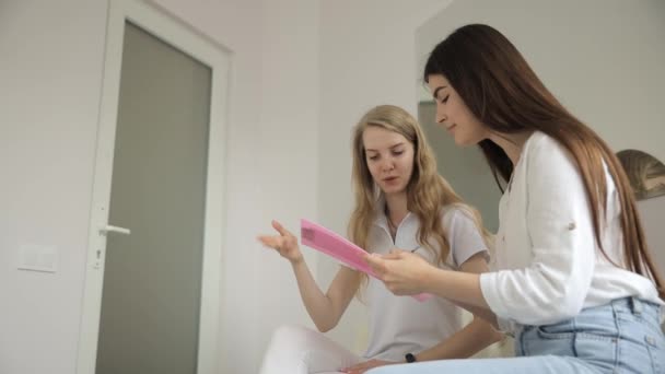 Kvinnlig Läkare Och Ung Vacker Patient Gjorde Deal Läkarmottagningen Skriftligt — Stockvideo