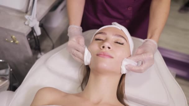 Eine Frau Erhält Schönheitssalon Eine Gesichtsbehandlung Während Die Kosmetikerin Ihre — Stockvideo