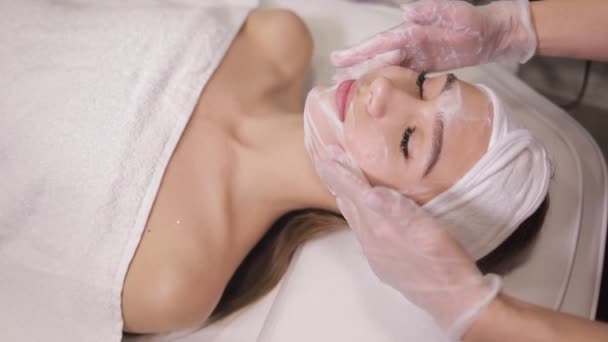 Eine Frau Erhält Wellnessbereich Eine Gesichtsbehandlung Die Sich Auf Kopf — Stockvideo