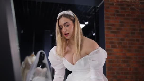 Piękna Stylowa Blond Panna Młoda Przymierza Sukienkę Przymierzalni Przed Lustrem — Wideo stockowe