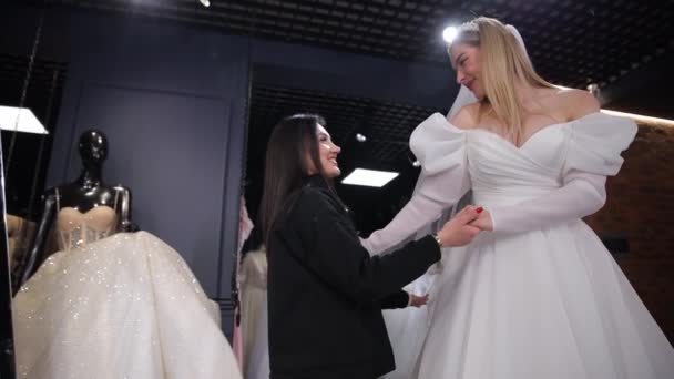 Uma Noiva Feliz Escolhe Vestido Com Vendedor Salão Noivas Escolhendo — Vídeo de Stock