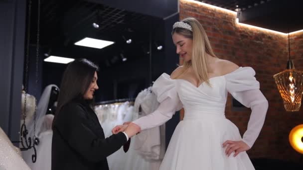 Kobieta Sprzedawca Konsultant Pomaga Klientowi Założyć Suknię Ślubną Panna Młoda — Wideo stockowe