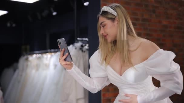 Nevěsta Bílých Šatech Selfie Pozadí Jiných Šatů Svatebním Salonu Výběr — Stock video