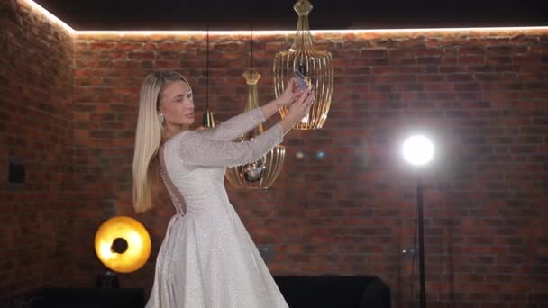 Gelinin Poz Verişini Düğün Salonunda Selfie Çekişini Pahalı Lambaların Arka — Stok video