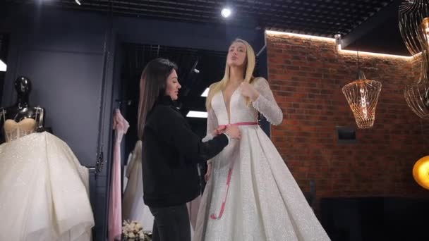Une Belle Mariée Blonde Élégante Essaie Une Robe Luxueuse Coûteuse — Video