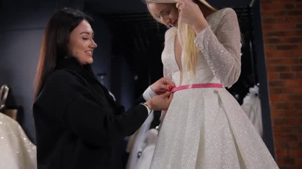 Une Belle Mariée Blonde Élégante Essaie Une Robe Luxueuse Coûteuse — Video