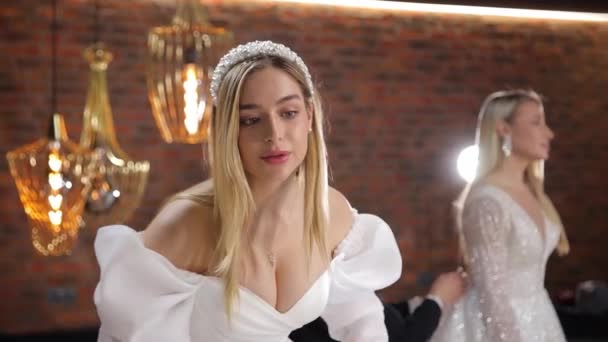Twee Bruiden Passen Trouwjurken Een Trouwsalon Show Showroom Van Trouwkleding — Stockvideo