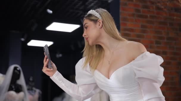 Een Bruid Een Witte Jurk Neemt Een Selfie Tegen Achtergrond — Stockvideo
