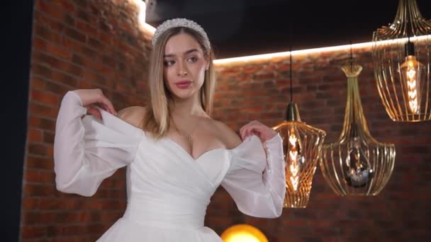 Όμορφη Κομψή Ξανθιά Νύφη Φορώντας Ένα Νυφικό Φόρεμα Ένα Δοκιμαστήριο — Αρχείο Βίντεο