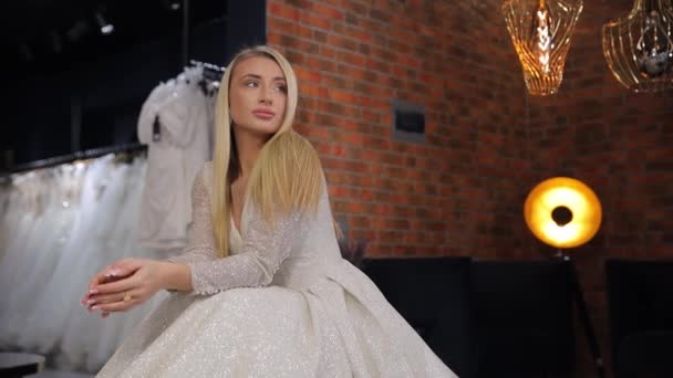 Uma Noiva Vestido Noiva Contra Uma Parede Tijolo Salão Noivas — Vídeo de Stock