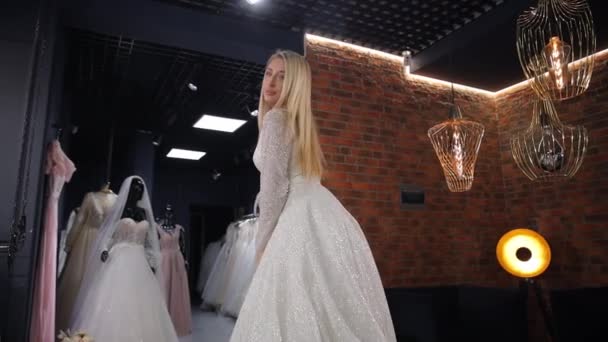 Luksusowa Blondynka Pozuje Wybiera Suknię Ślubną Salonie Weselnym Tańczy Kręci — Wideo stockowe