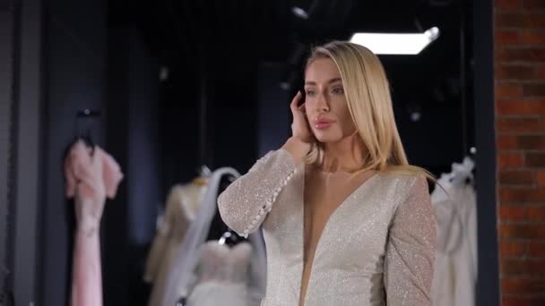 Blondynka Średnim Wieku Przymierza Luksusową Białą Sukienkę Salonie Ślubnym Stylowa — Wideo stockowe