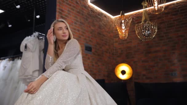 Μια Νύφη Ένα Νυφικό Φόρεμα Έναν Τοίχο Από Τούβλα Ένα — Αρχείο Βίντεο