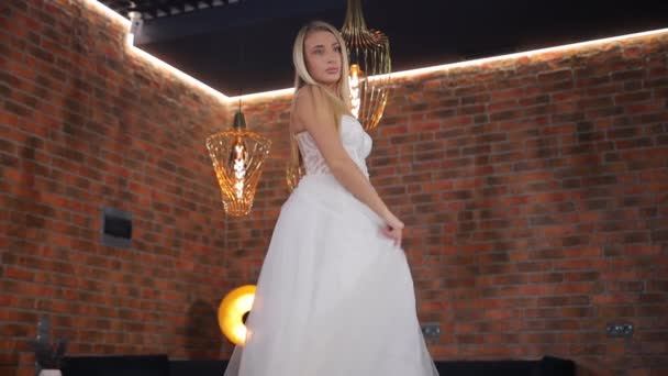 Высокая Блондинка Средних Лет Невеста Кружит Свадебном Платье Позируя Свадебном — стоковое видео