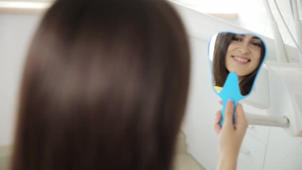 Morena Atraente Com Belo Sorriso Está Olhando Para Espelho Dental — Vídeo de Stock