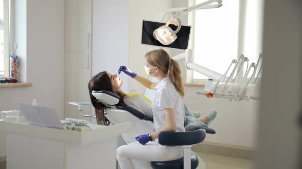 Mujer Morena Joven Durante Tratamiento Dental Sentada Silla Dental Doctora — Vídeos de Stock
