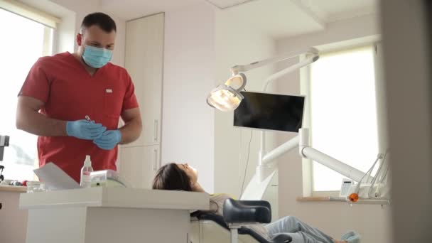 Der Beginn Der Zahnbehandlung Bei Einer Jungen Frau Ein Zahnarzt — Stockvideo
