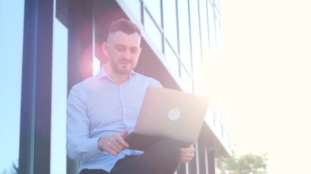 Yakışıklı Sakallı Finans Müdürü Dışarıda Ipod Cam Bina Arka Planında — Stok video