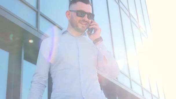 Привлекательный Молодой Бизнесмен Разговаривает Телефону Фоне Солнечного Света Директор Компании — стоковое видео