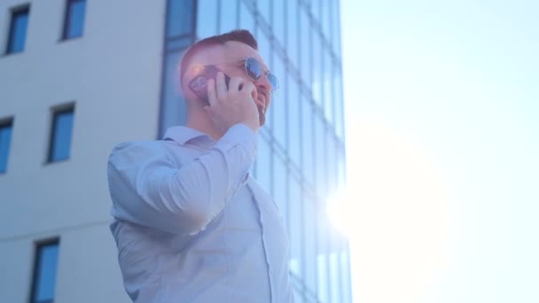 一个英俊的美国男子站在阳光下 在电话里聊天 在阳光灿烂的天气里 成功的高管在外面谈话 — 图库视频影像