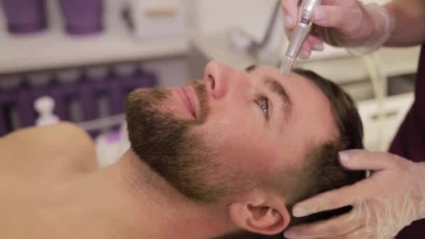 Muž Vousy Podstupuje Ošetření Obličeje Salónu Krásy Zaměřuje Čelo Nos — Stock video
